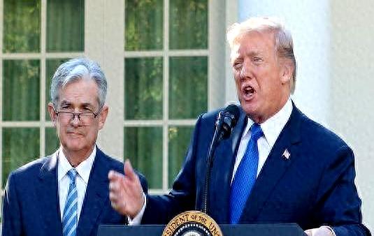 股票配资的 特朗普急了！对华强硬不管用，竟对美联储下手了